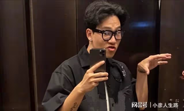 陳坤兒子罕見露面,穿6千短袖身上紋身矚目,獨居國外和老爸分離