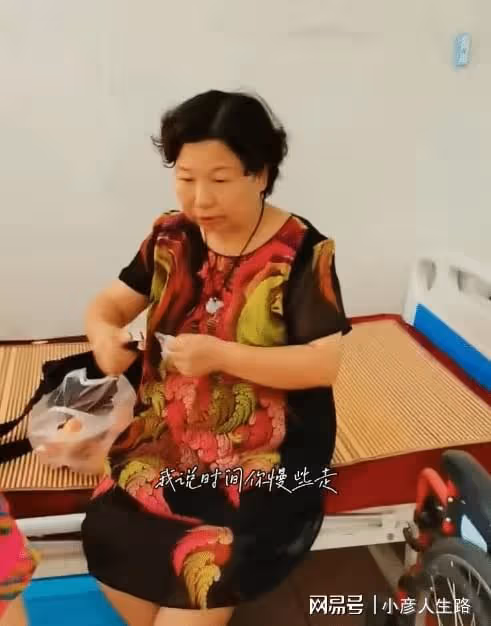 杜新枝去養老院看總經理父親,父女倆隔一丈遠,老父親表情亮了