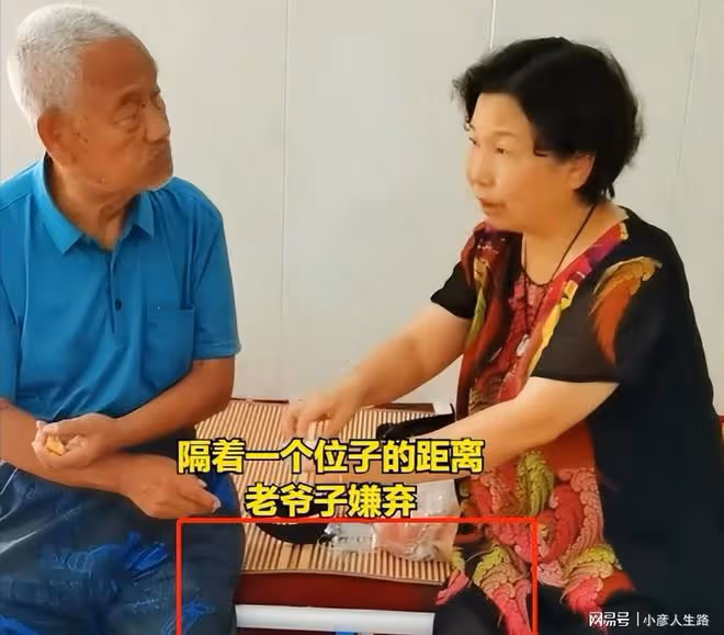 杜新枝去養老院看總經理父親,父女倆隔一丈遠,老父親表情亮了