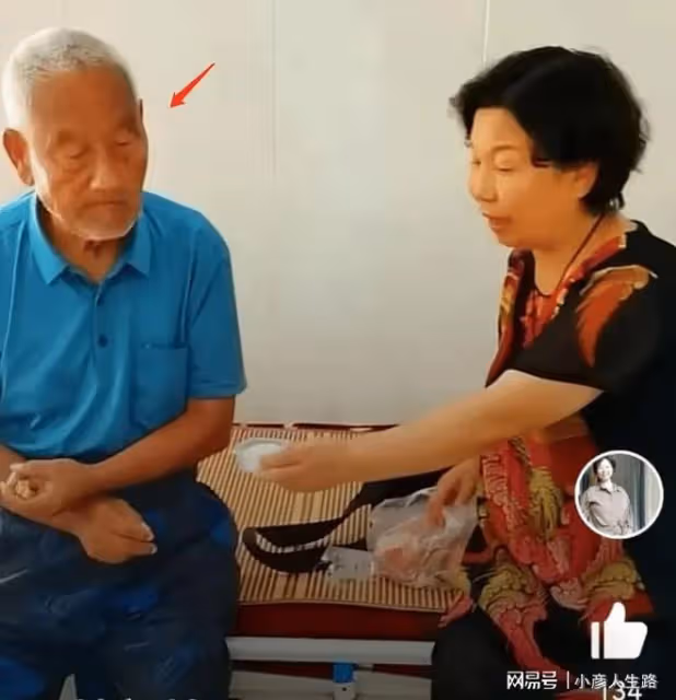 杜新枝去養老院看總經理父親,父女倆隔一丈遠,老父親表情亮了
