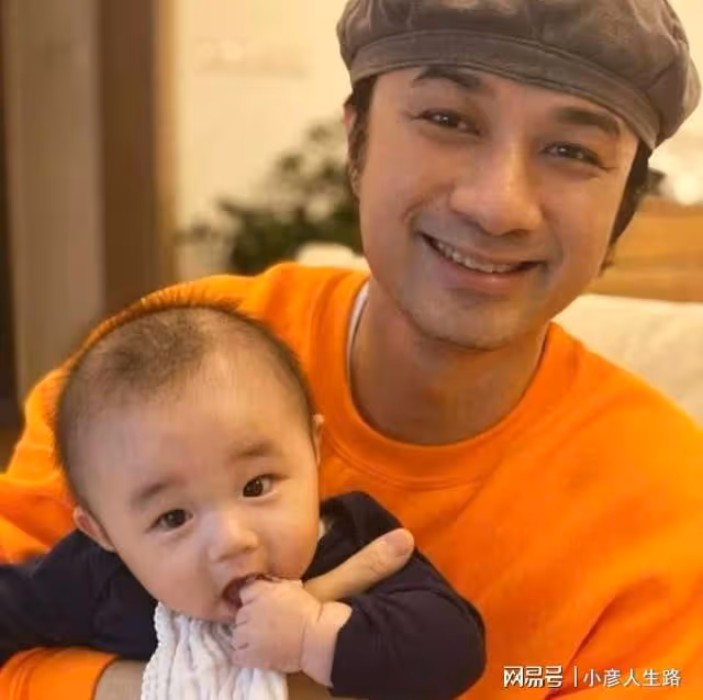 50歲古巨基曬娃慶生日,3歲兒子奶音唱生日歌,老父親感動到落淚