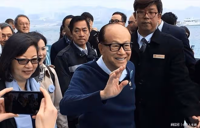 94歲李嘉誠現身慈山寺,曾修建價值百萬的玻璃房,供自己修身祈福