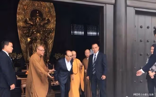 94歲李嘉誠現身慈山寺,曾修建價值百萬的玻璃房,供自己修身祈福