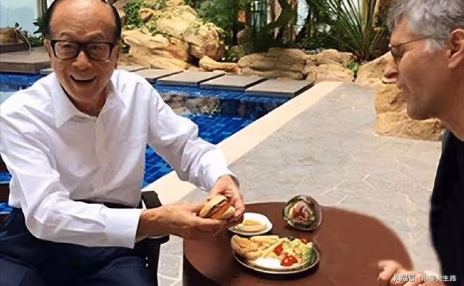 94歲李嘉誠現身慈山寺,曾修建價值百萬的玻璃房,供自己修身祈福