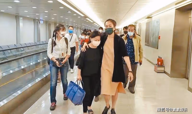 艾成父母和家人已抵達殯儀館，難掩悲傷和艾成遺體做最後告別