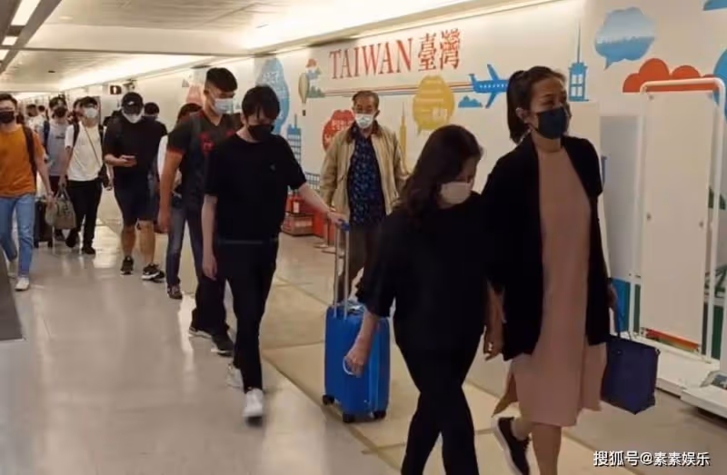艾成父母和家人已抵達殯儀館，難掩悲傷和艾成遺體做最後告別