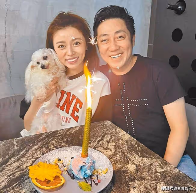 艾成父母和家人已抵達殯儀館，難掩悲傷和艾成遺體做最後告別