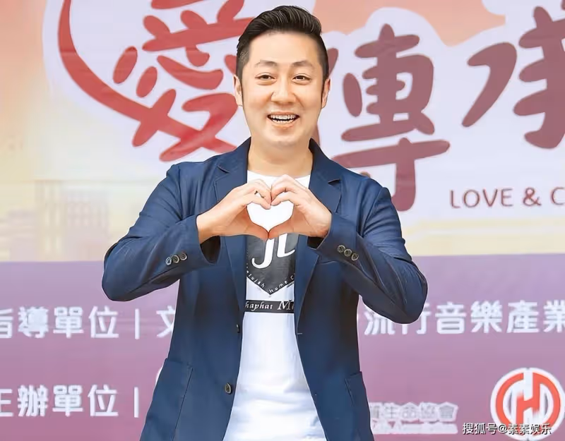 艾成父母和家人已抵達殯儀館，難掩悲傷和艾成遺體做最後告別