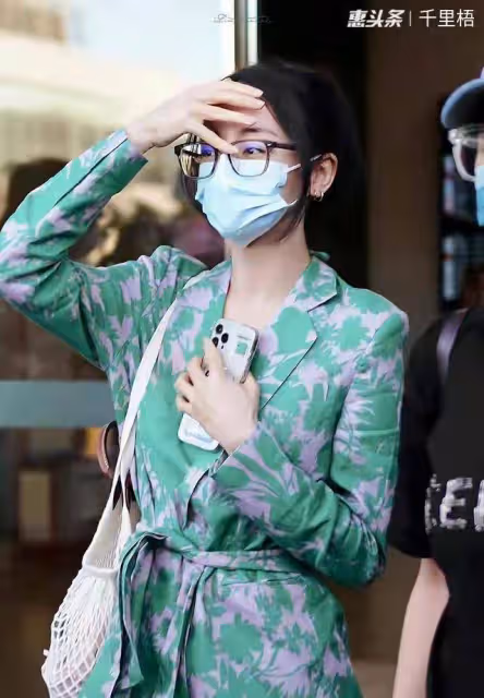 迪麗熱巴帶火了一種「奶奶衫」穿搭，顯白又好看，真高級