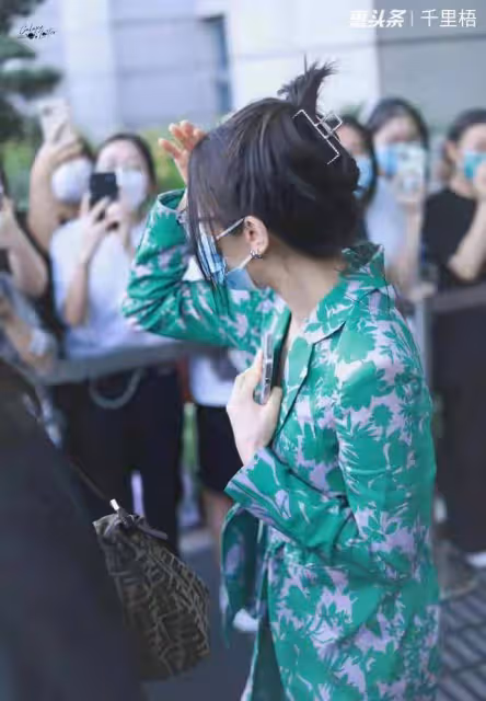 迪麗熱巴帶火了一種「奶奶衫」穿搭，顯白又好看，真高級