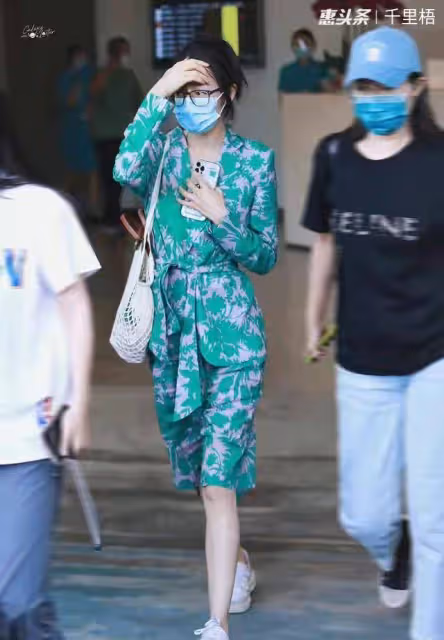 迪麗熱巴帶火了一種「奶奶衫」穿搭，顯白又好看，真高級