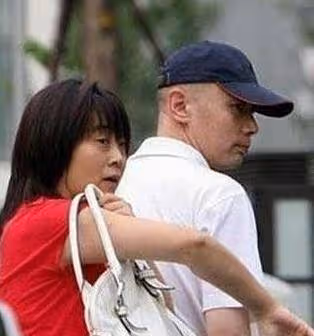 葛優對邋遢老婆寵了三十年不變心，至今不要孩子，原來另有隱情