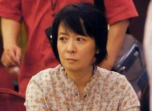 老婆是金牌經紀人，兒子是影帝兒媳是當紅女星，他卻只跑龍套