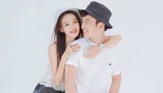 老婆是金牌經紀人，兒子是影帝兒媳是當紅女星，他卻只跑龍套
