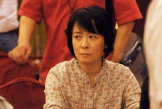 老婆是金牌經紀人，兒子是影帝兒媳是當紅女星，他卻只跑龍套