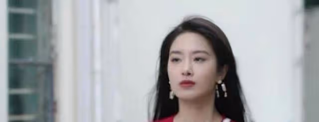 歡樂頌3，露西名媛身份是假的，接近李其行，不過是為了錢