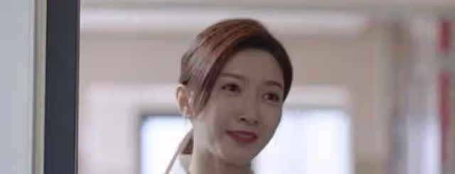 歡樂頌3，露西名媛身份是假的，接近李其行，不過是為了錢