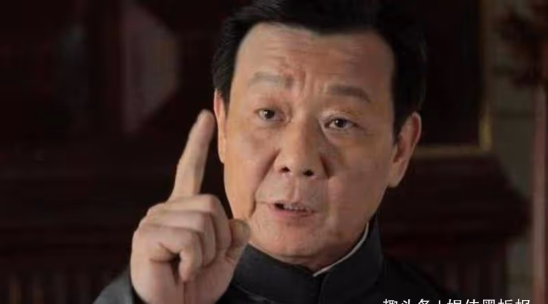 青梅竹馬紅顏知己二女共侍一夫，憑《一剪梅》走紅，他比男主精彩