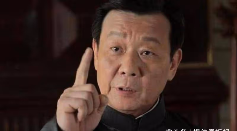 青梅竹馬紅顏知己二女共侍一夫，憑《一剪梅》走紅，他比男主精彩