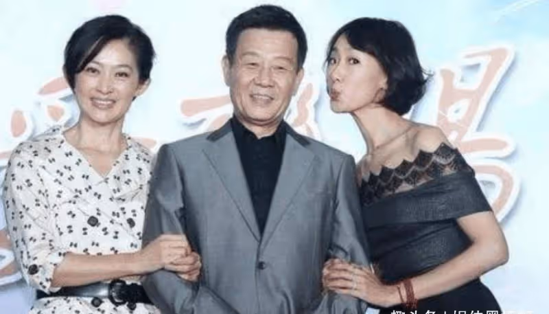 青梅竹馬紅顏知己二女共侍一夫，憑《一剪梅》走紅，他比男主精彩