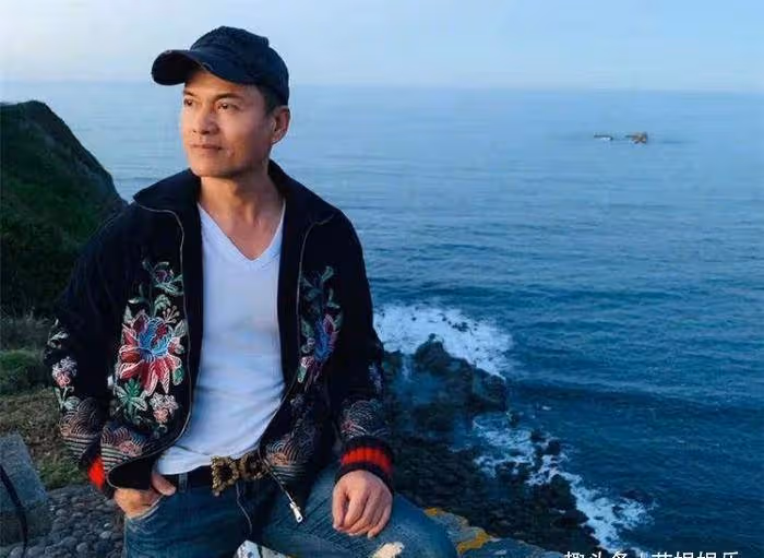 王剛老了，張國立老了，張鐵林老了，唯獨他63依舊像30多歲
