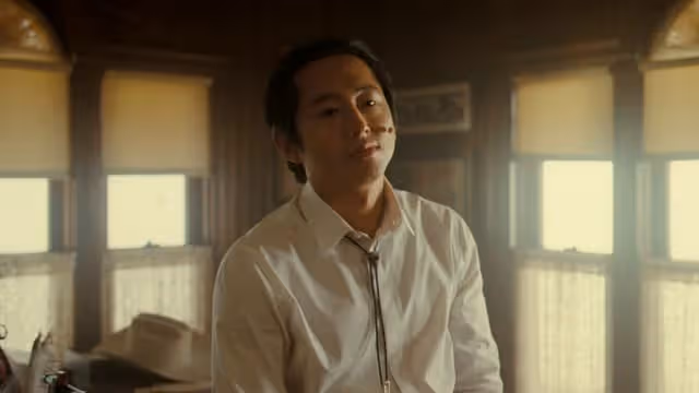電影特別打造小鎮場景　Steven Yeun驚艷不已