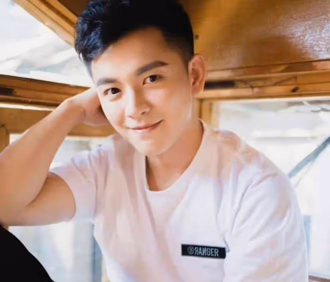 32歲男演員為生計擺地攤，高亞麟陳勛奇現身支持，贊其能自力更生