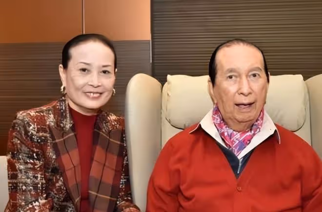 何超瓊與妹妹重回社交圈！派對上喝到臉紅太盡興，母親至今沒下葬
