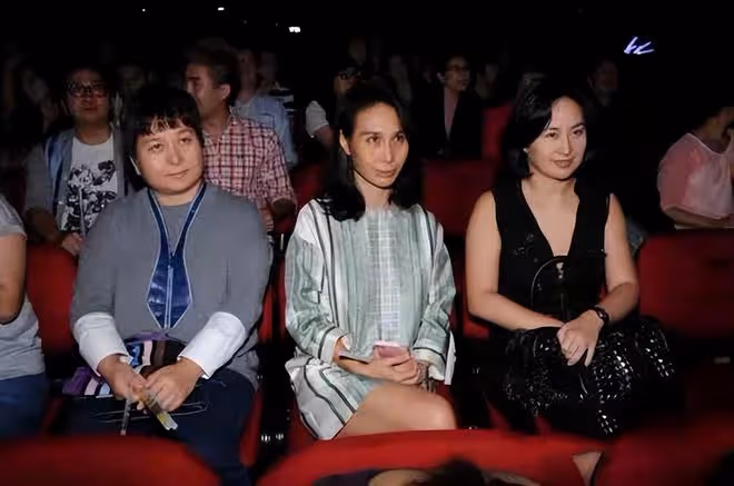 何超瓊與妹妹重回社交圈！派對上喝到臉紅太盡興，母親至今沒下葬