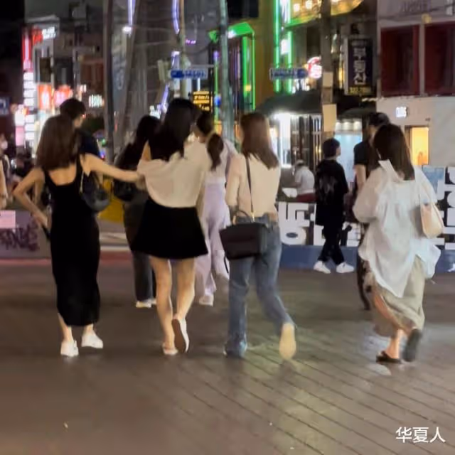 韓網熱議！fromis_9成員深夜和pentagon禹奭去弘大抽菸喝酒？