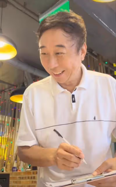 馮鞏化身服務員被挑釁，反應機敏狂誇讚，卻遭徒弟大吼翻白眼