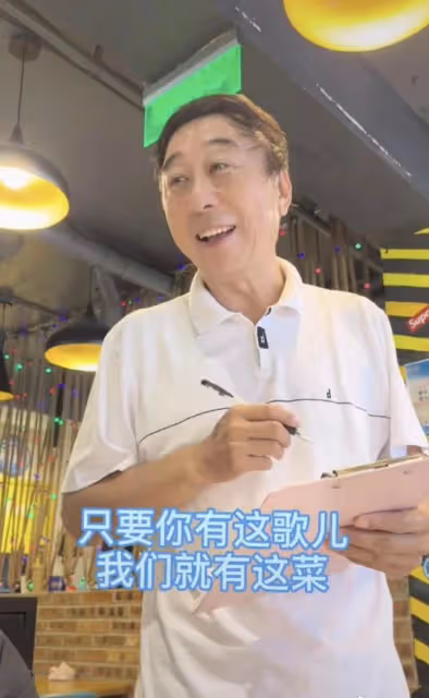 馮鞏化身服務員被挑釁，反應機敏狂誇讚，卻遭徒弟大吼翻白眼