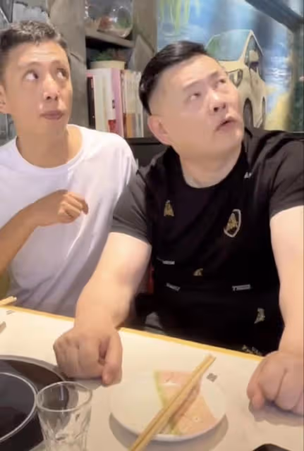 馮鞏化身服務員被挑釁，反應機敏狂誇讚，卻遭徒弟大吼翻白眼