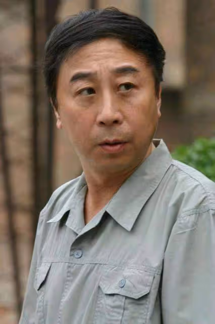 馮鞏化身服務員被挑釁，反應機敏狂誇讚，卻遭徒弟大吼翻白眼