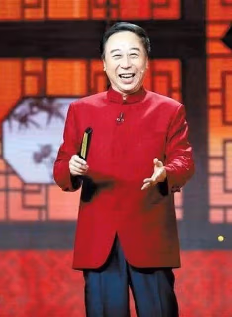 馮鞏化身服務員被挑釁，反應機敏狂誇讚，卻遭徒弟大吼翻白眼