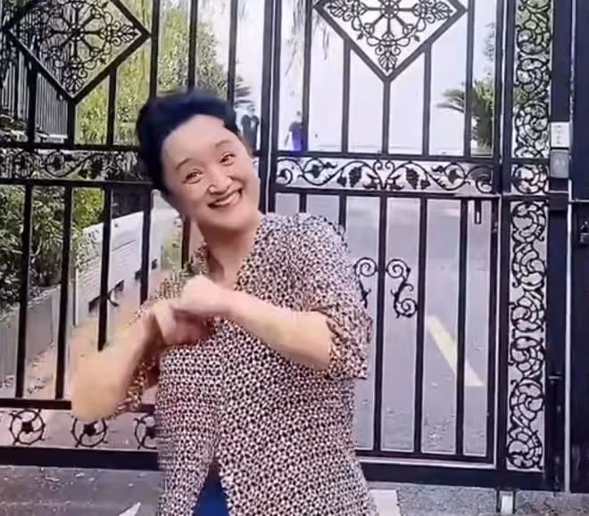 楊昆獨自回昆明老家,站泥巴田裡跳舞不講究,嫁神秘老公不願生育