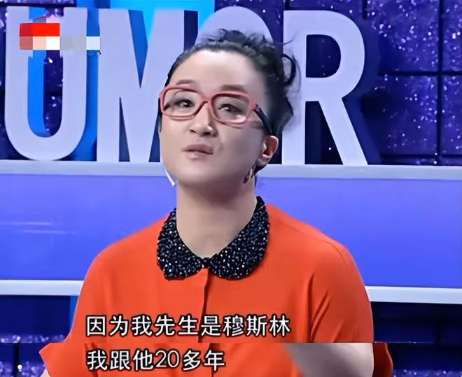 楊昆獨自回昆明老家,站泥巴田裡跳舞不講究,嫁神秘老公不願生育