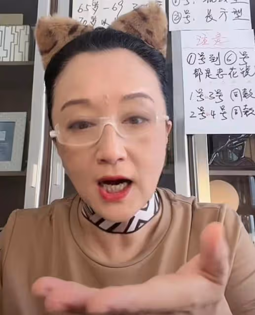 楊昆獨自回昆明老家,站泥巴田裡跳舞不講究,嫁神秘老公不願生育