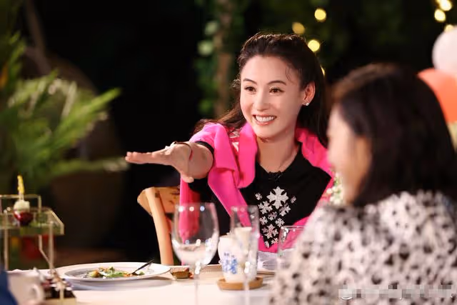 42歲張柏芝曬近況,與狗同眠意外被咬傷痛苦尖叫,曬傷勢滿手咬痕