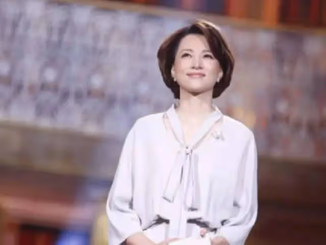 董卿曝最新近照!素麵朝天發福大腿粗,住3000萬豪宅不工作也愜意