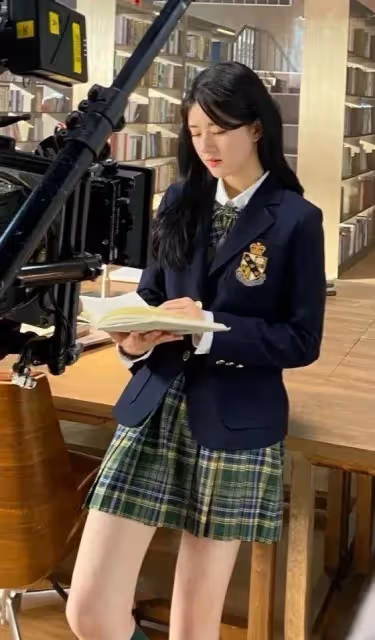 2021初秋趙露思率真JK學院風,這樣穿不僅減齡還很時尚_百褶裙