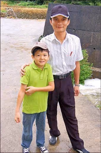 42歲像小學生《戲說》鐘國洪「身高僅有 135」國小畢業到現在 樂觀「我好手好腳不怕」把願望藏心底