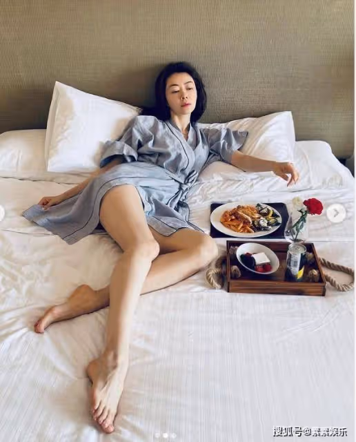 熊黛林穿浴袍玩自拍,秀出1米8的大長腿,與美食幸福合影