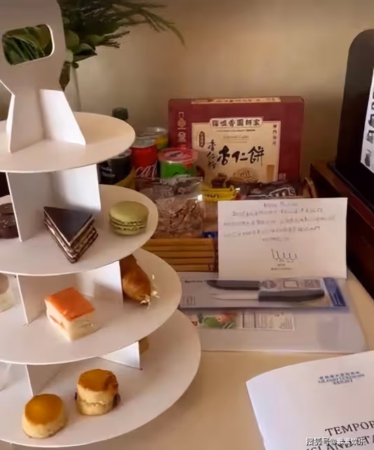 熊黛林穿浴袍玩自拍,秀出1米8的大長腿,與美食幸福合影