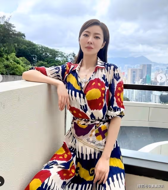 熊黛林穿浴袍玩自拍,秀出1米8的大長腿,與美食幸福合影