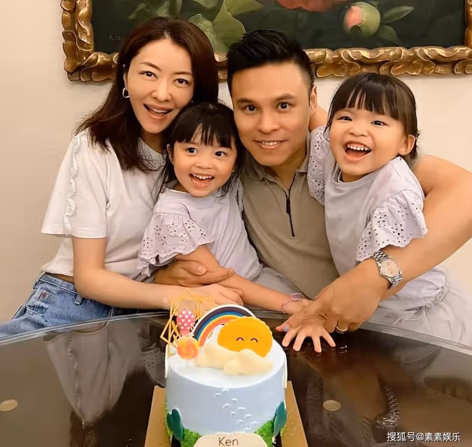 熊黛林穿浴袍玩自拍,秀出1米8的大長腿,與美食幸福合影