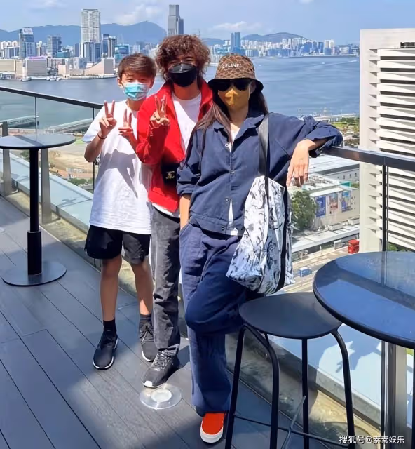 張柏芝慘遭寵物狗咬耳朵,表情疼到失控變形,粉絲喊話她要小心