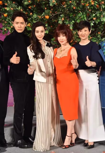 潘迎紫也太會保養了，70多歲還保持17歲身材，敢和范冰冰比美，網友：穿一襲紅裙氣質真好