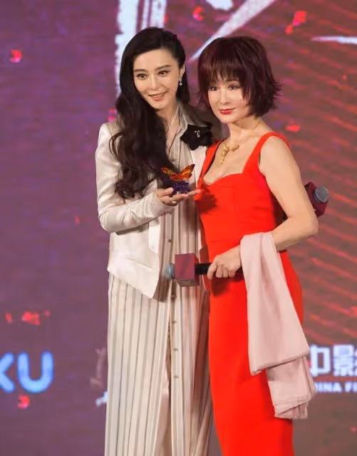 潘迎紫也太會保養了，70多歲還保持17歲身材，敢和范冰冰比美，網友：穿一襲紅裙氣質真好
