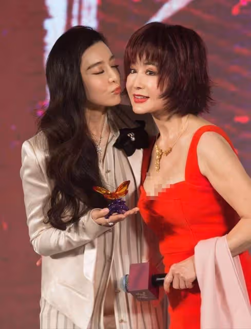 潘迎紫也太會保養了，70多歲還保持17歲身材，敢和范冰冰比美，網友：穿一襲紅裙氣質真好